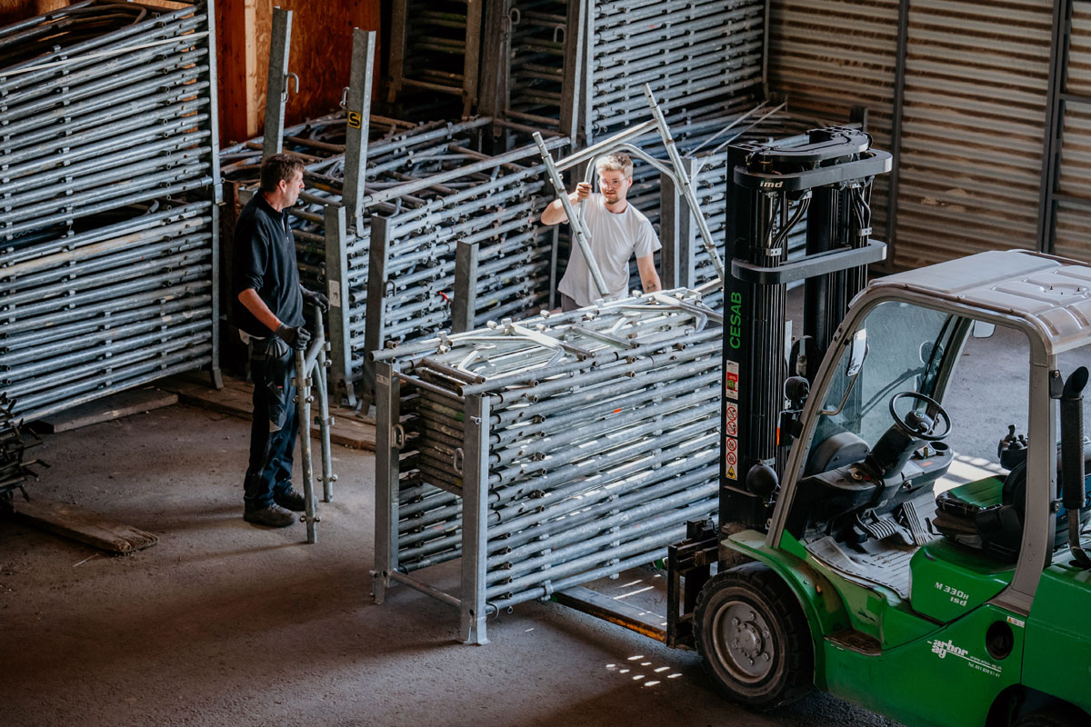 Teammitglied der Schwarz Gerüstbau AG bei der Arbeit mit Gerüstmaterial